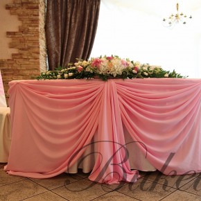 Розовый стол молодоженов в ресторане Ля Мур