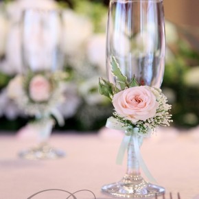 Свадебные бокалы, украшенные розой и трахелиумом